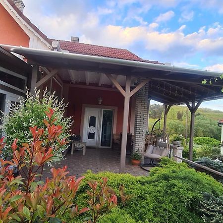Berc Apartman Egerszalók Buitenkant foto