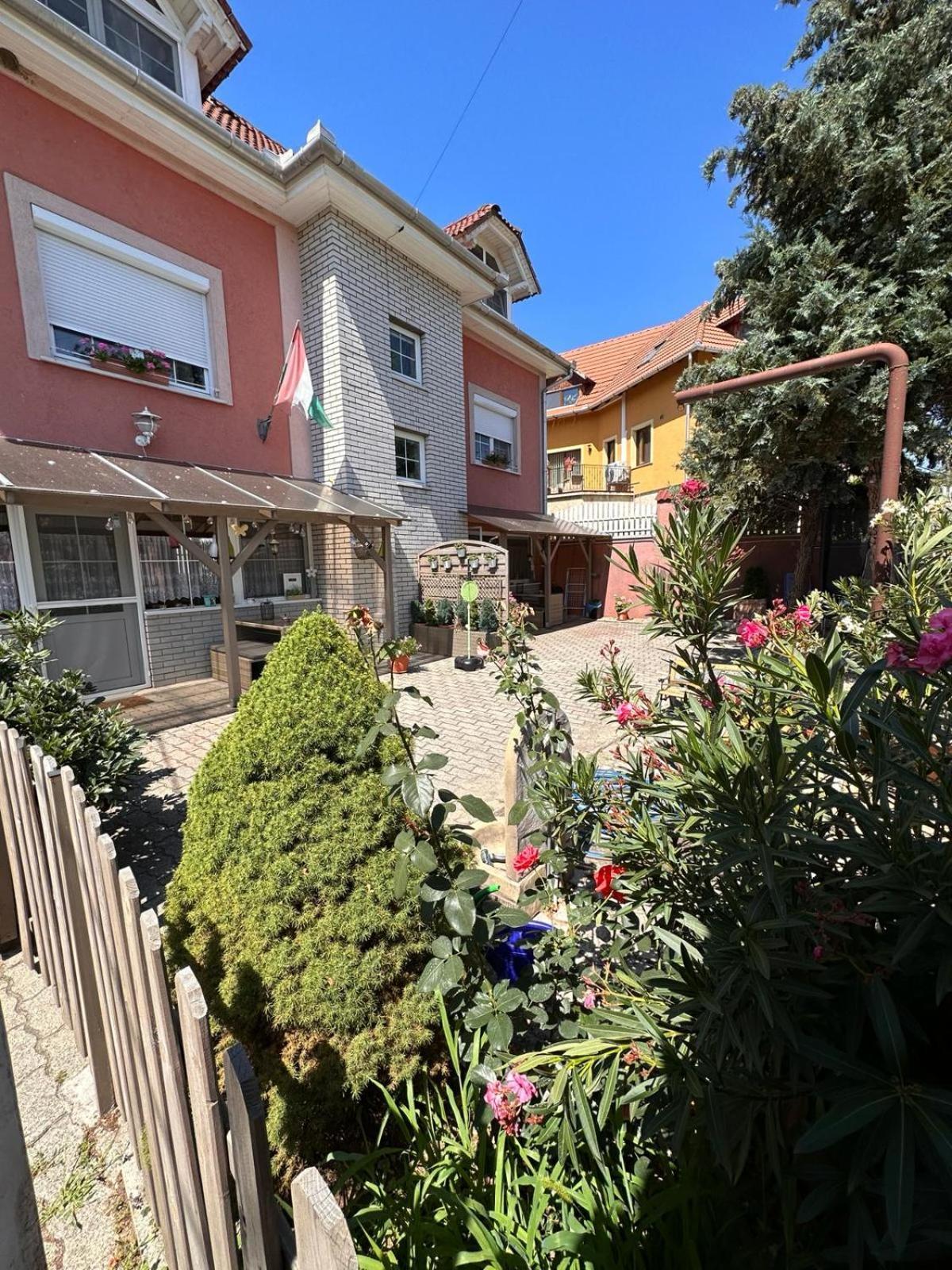 Berc Apartman Egerszalók Buitenkant foto