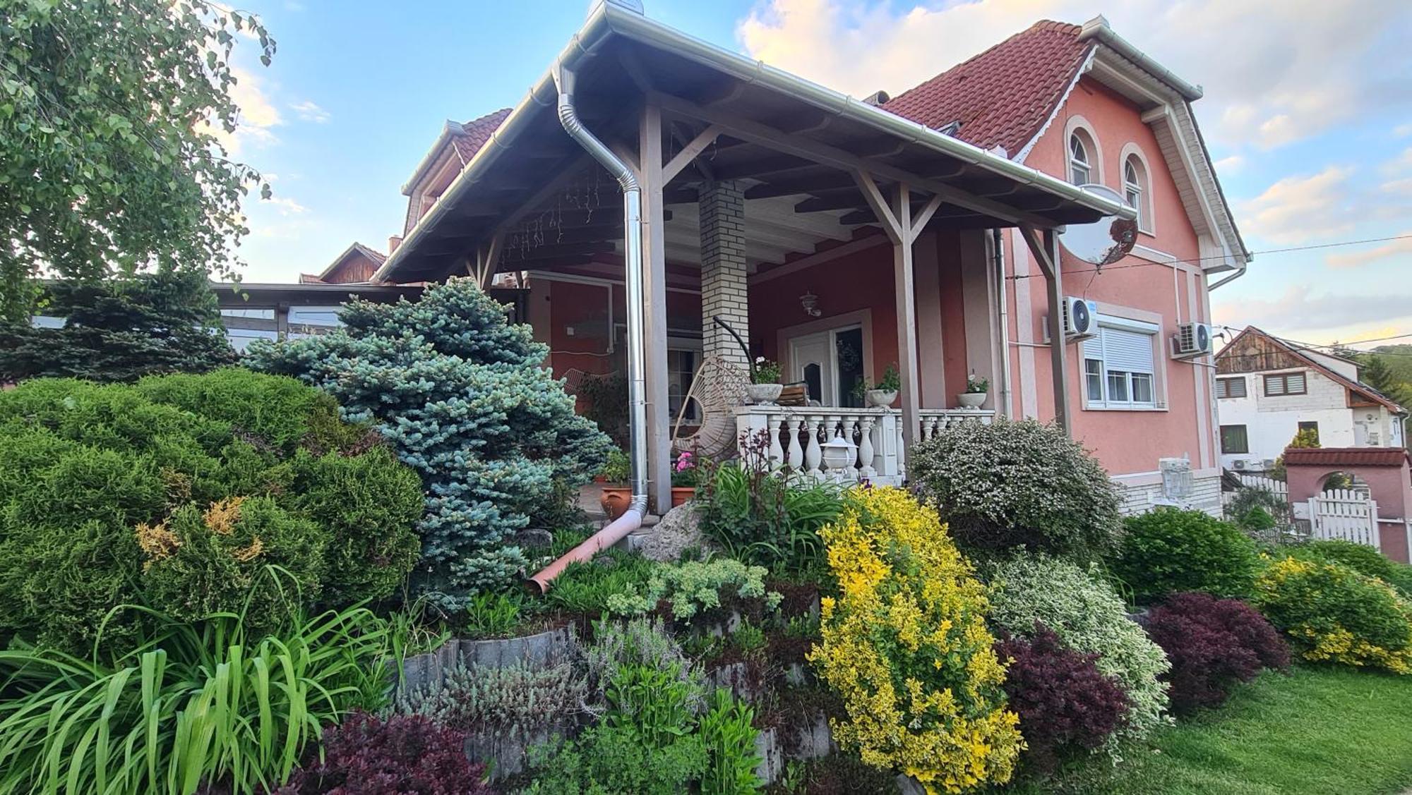 Berc Apartman Egerszalók Buitenkant foto